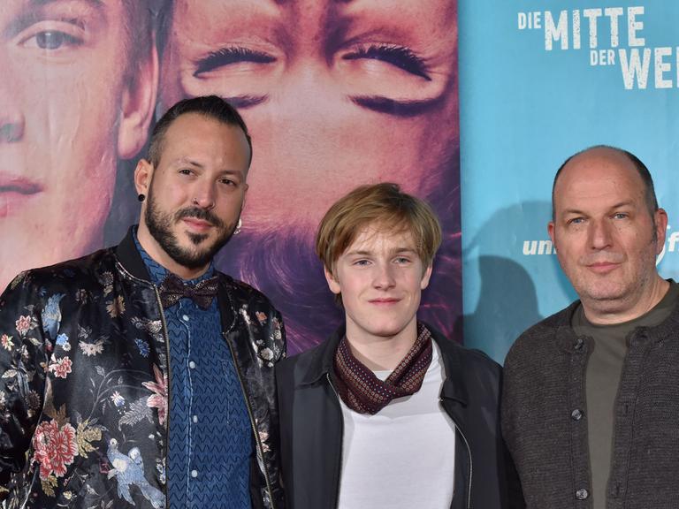 Regisseur Jakob M. Erwa, Schauspieler Louis Hofmann und Romanautor Andreas Steinhöfel posieren in Köln bei der Premiere von "Die Mitte der Welt"