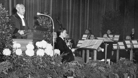 Hermann Höpker-Aschoff, der erste Präsident des Bundesverfassungsgerichts, bei der Eröffnung des Gerichts am 28.09.1951.