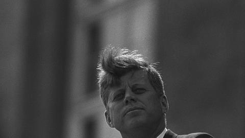 US-Präsident John F. Kennedy während einer Rede, bei der er den berühmten Satz "Ich bin ein Berliner" sagt (26. Juni 1963)