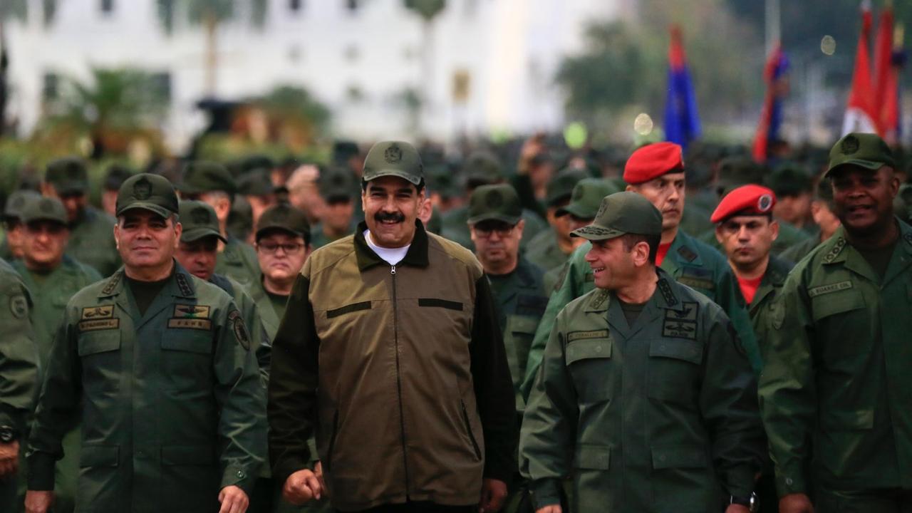 Der venezolanische Präsident Nicolas Maduro inmitten von Soldaten.