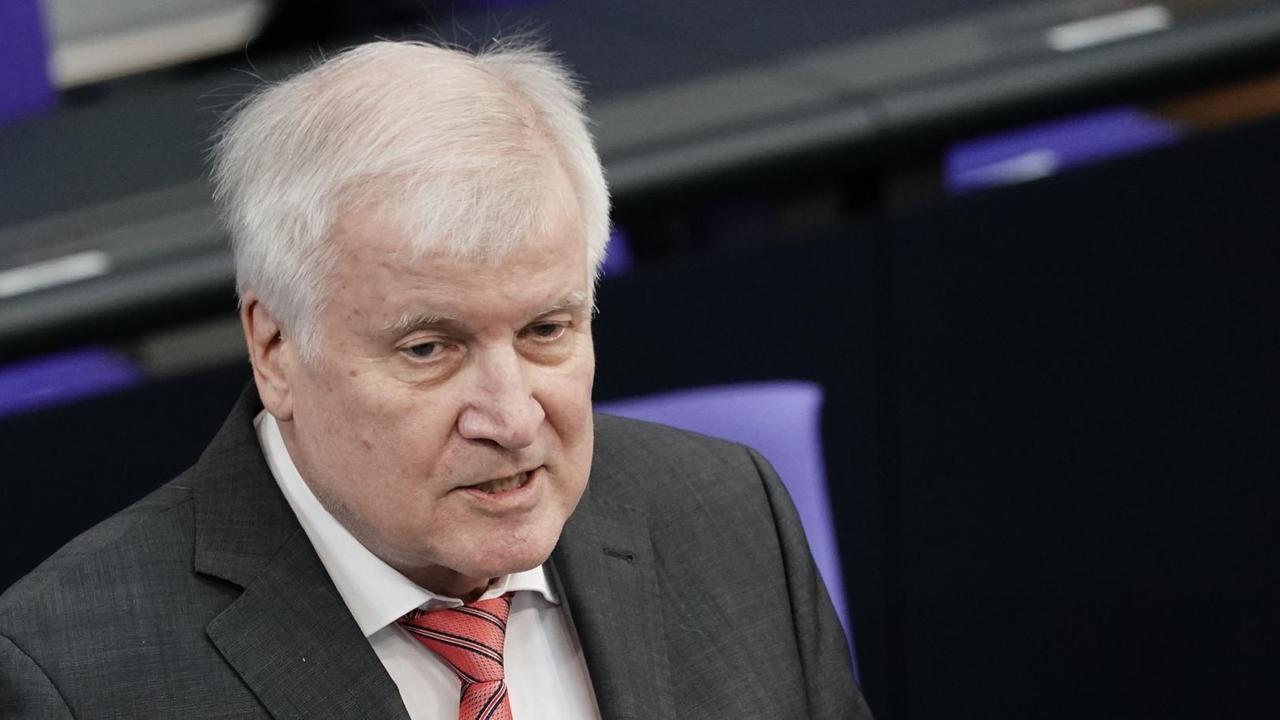 Berlin: Horst Seehofer (CSU), Bundesminister des Innern, für Bau und Heimat, nimmt an der Befragung der Bundesregierung im Bundestag teil.