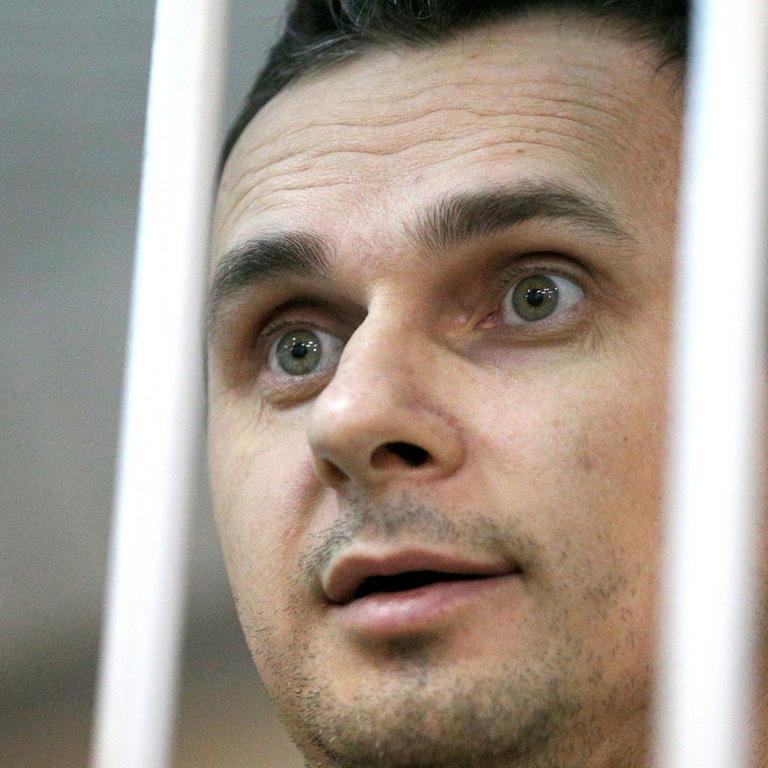 Der ukrainische Kinoregisseur Oleg Senzow wurde von einem russischen Gericht zu 20 Jahren Haft verurteilt; die Aufnahme zeigt ihn bei einer gerichtlichen Anhörung im Dezember 2014 in Moskau in einem Käfig.