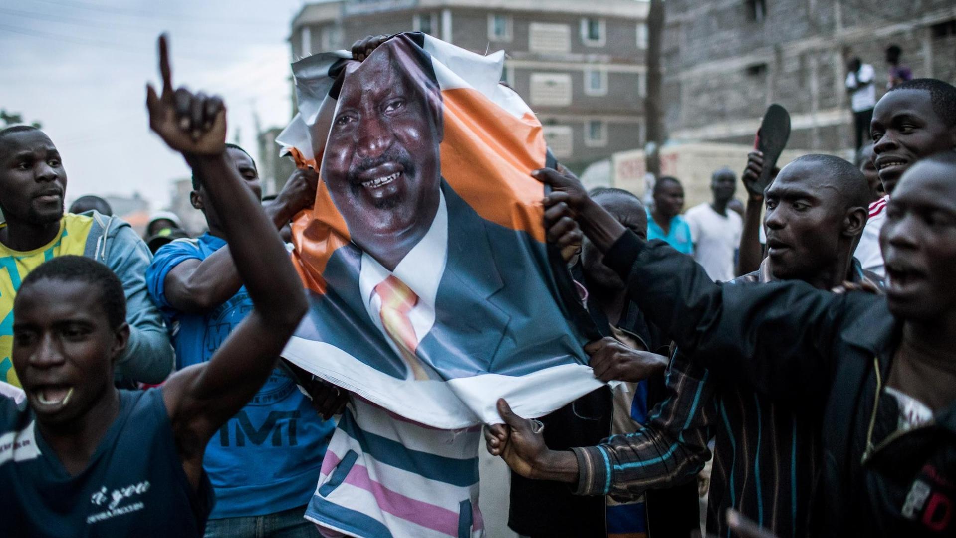 Unterstützer des kenianischen oppositionellen Präsidentschaftskandidaten Raila Odinga bei einem Protestmarsch im Mathare Slum in Nairobi.