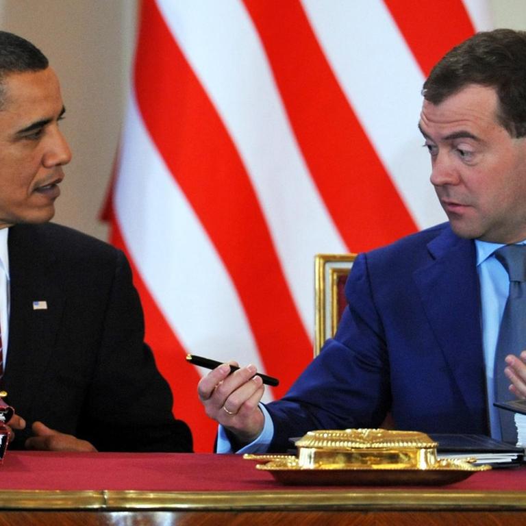 2010 unterzeichnen der US- und der russische Präsident Barack Obama und Dmitri Medwedjew den New-START-Abrüstungsvertrag