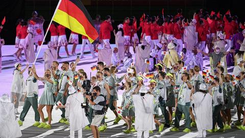 Das Team aus Deutschland, GER, marschiert ein, die Beachvolleyballerin Laura Ludwig und der Turmspringer Patrick Hausding tragen die deutsche Flagge