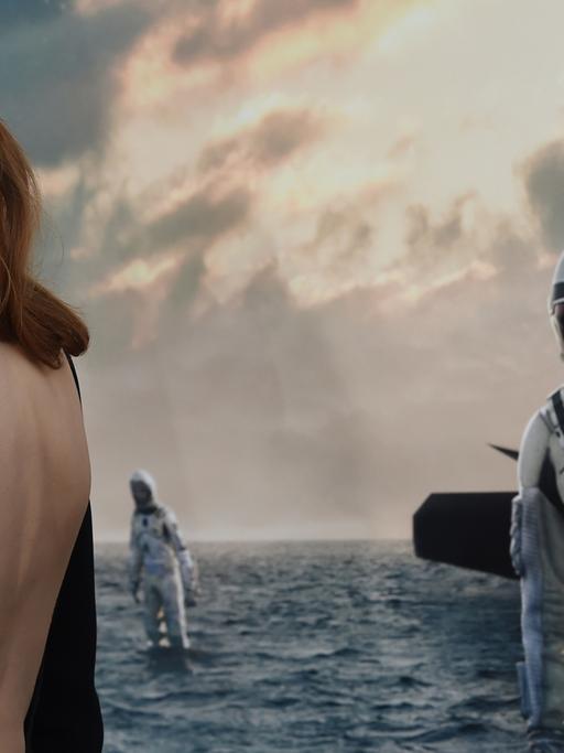 Schauspielerin Jessica Chastain posiert vor dem Filmplakat zu "Interstellar".