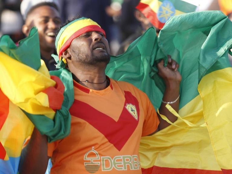 Äthiopier versammeln sich zu einer Demonstration zur Unterstützung der Regierung auf dem Meskel-Platz nach dem Vormarsch der Rebellen in der Provinz Oromiya und Amhara in Addis Abeba, Äthiopien am 07. November 2021
