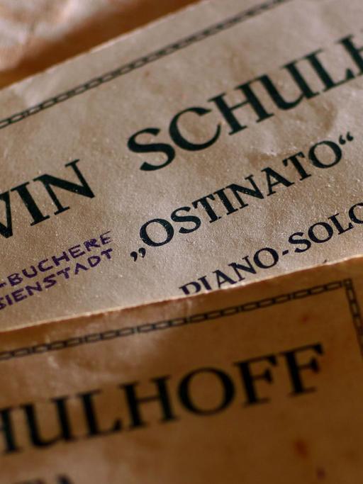 Auf dem Bild sind Noten zu sehen mit dem Titel "Erwin Schulhoff: Ostinato".