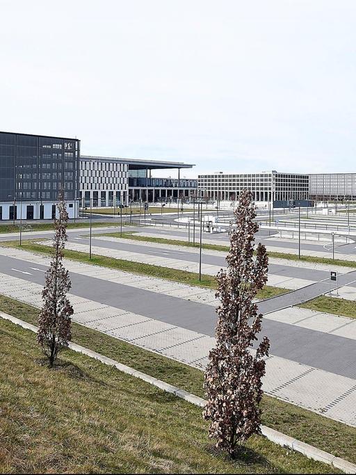 Blick auf Gebäude und Straßen am Flughafen Berlin Brandenburg