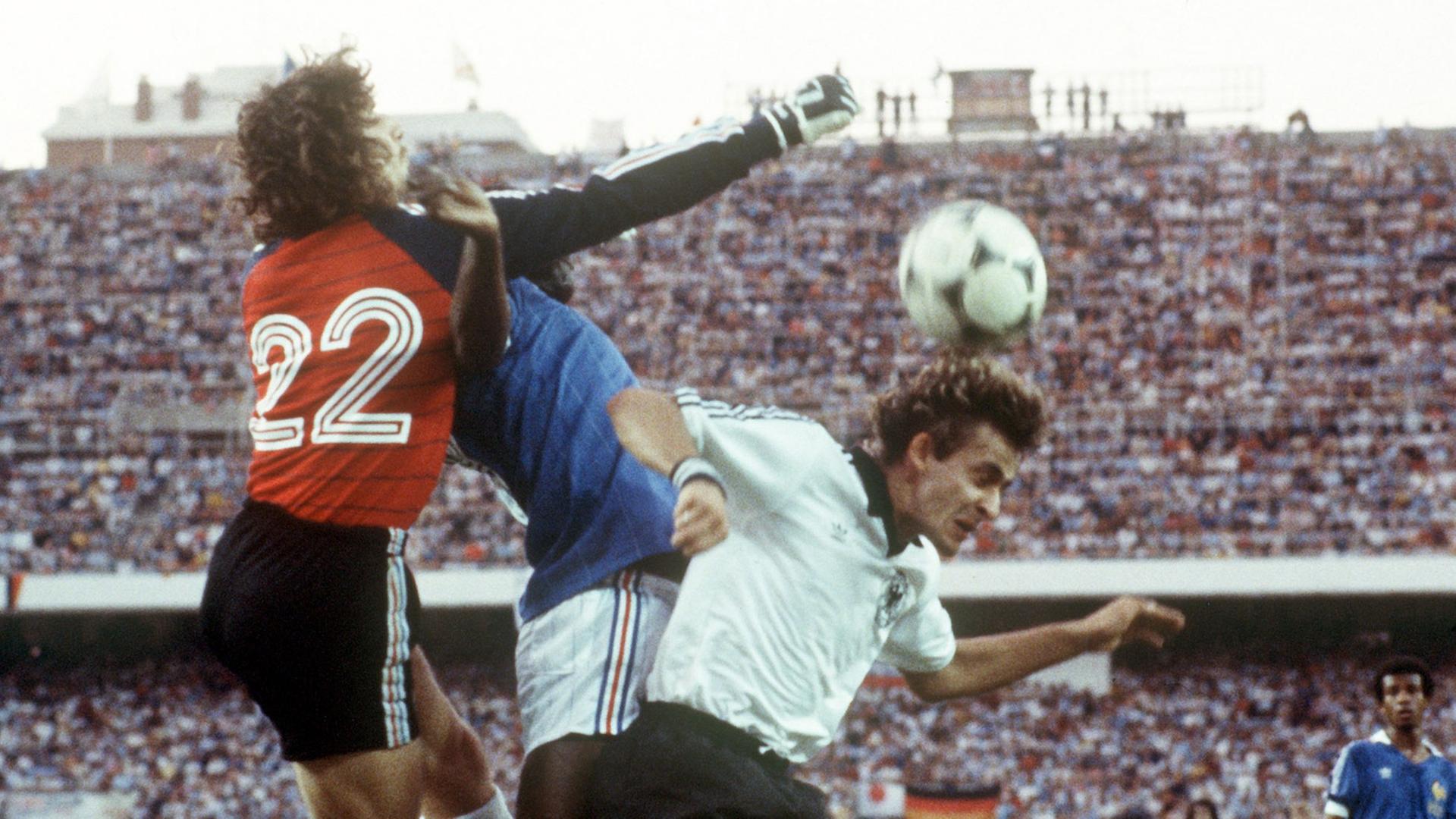 Duell zwischen dem französischen Torhüter Jean-Luc Ettori (l.) und dem deutschen Stürmer Pierre Littbarski (r.) bei der WM 1982