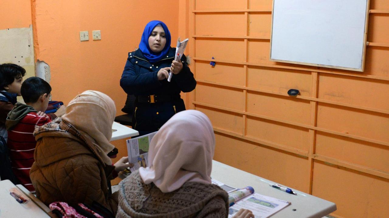 Eine Lehrerin unterrichtet syrische Kinder in Englisch in der «Fackeln-der-Freiheit-Schule» in Istanbul, Türkei.