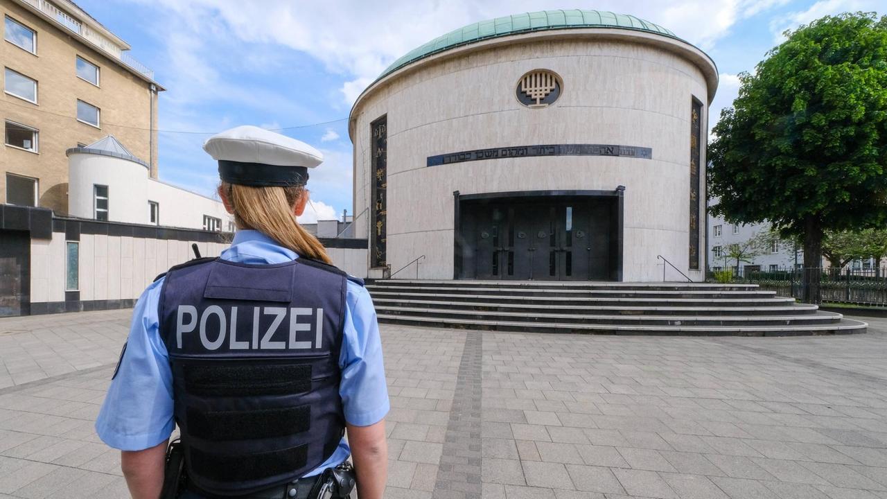 Eine Polizistin bewacht eine Synagoge der jüdischen Gemeinde in Düsseldorf.