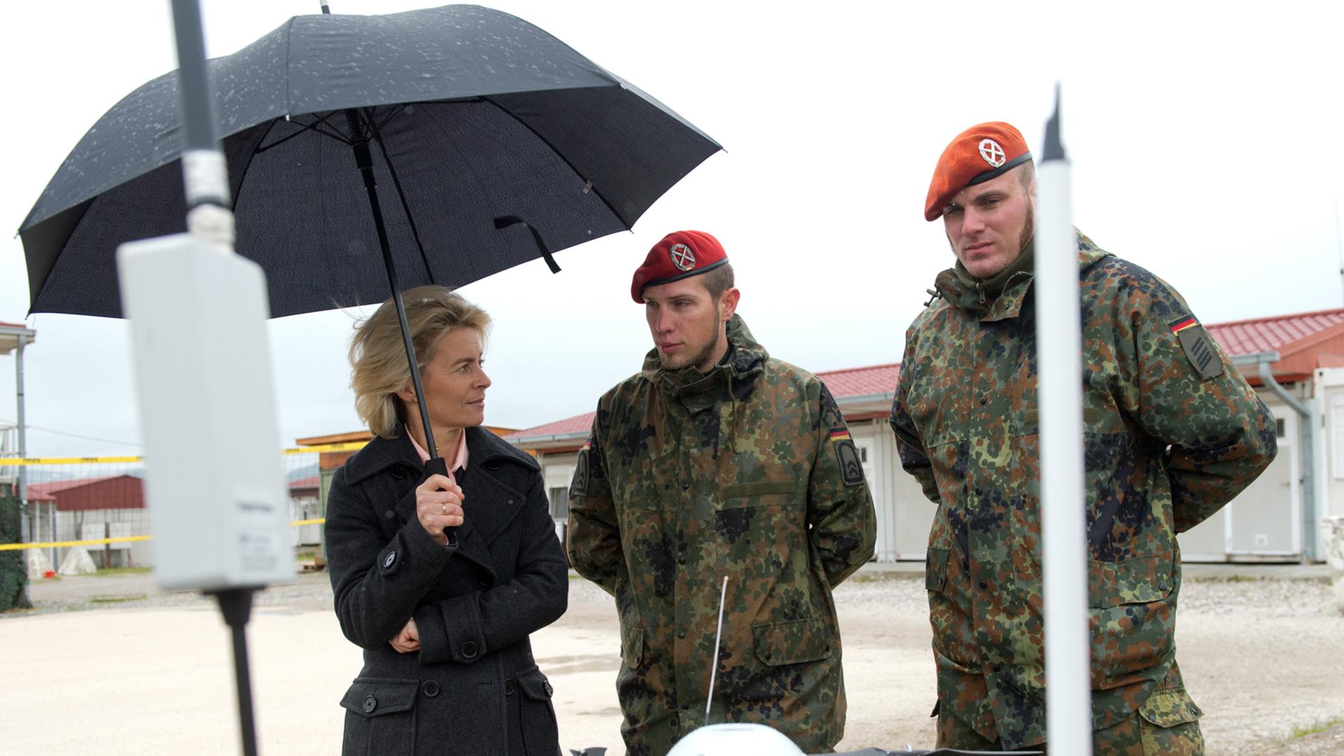 Bundesverteidigungsministerin Ursula von der Leyen (CDU) sieht sich am 15.05.2014 im Feldlager Novo Selo im Kosovo bei den Soldaten des Kfor-Einsatzbatallions eine Mikado-Aufklärungsdrohne an.