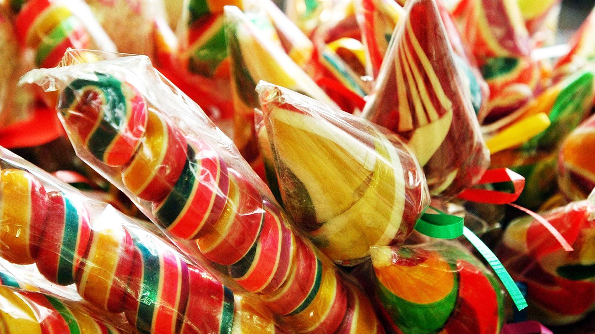 Farbenfrohe mexikanische Zuckerstangen, Pirulos