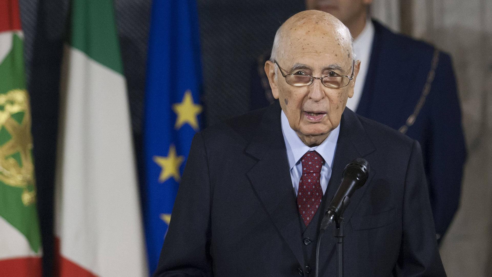 Der Präsident steht bei seinem Abschied vor einer Italien-Fahne und einer Europa-Fahne. Der Präsident steht bei seinem Abschied vor einer Italien-Fahne und einer Europa-Fahne.