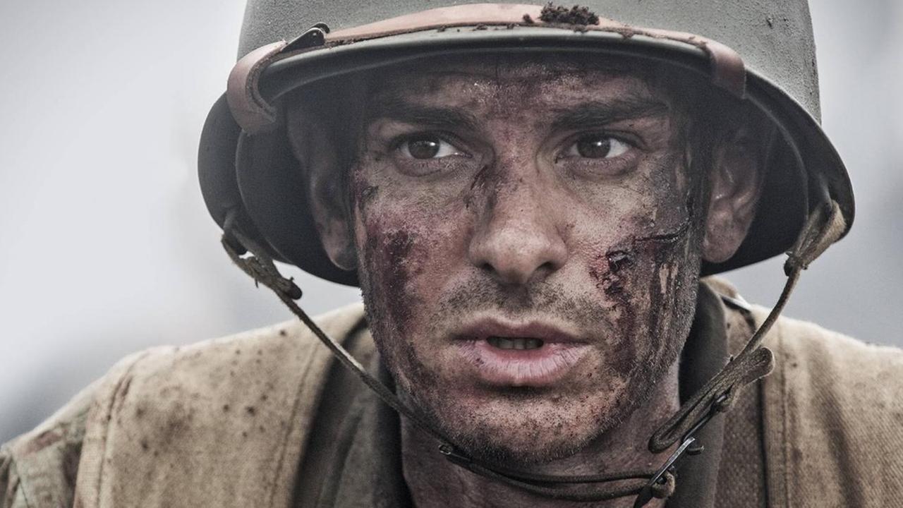 Desmond T. Doss (Andrew Garfield) mit Helm und Kampfanzug im Schützengraben
