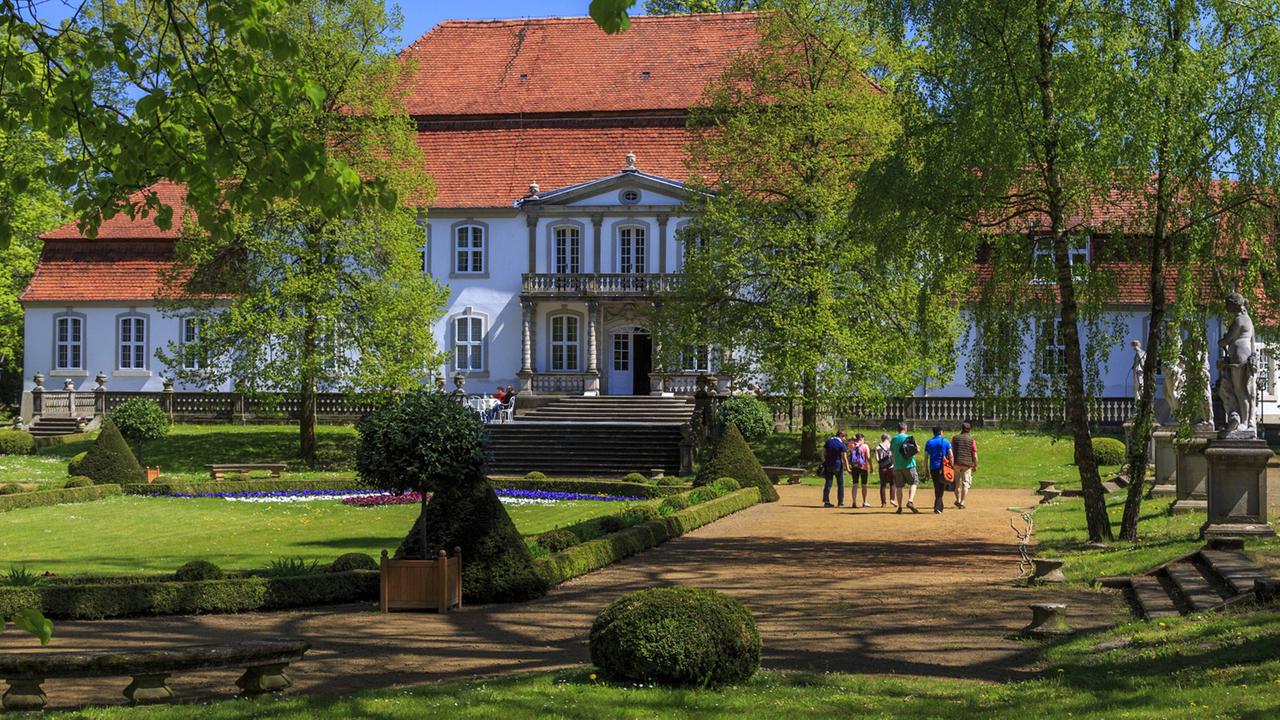 Schloss Wiepersdorf war der Landsitz von Bettina und Achim von Arnim, heute ist es ein Künstlerhaus.