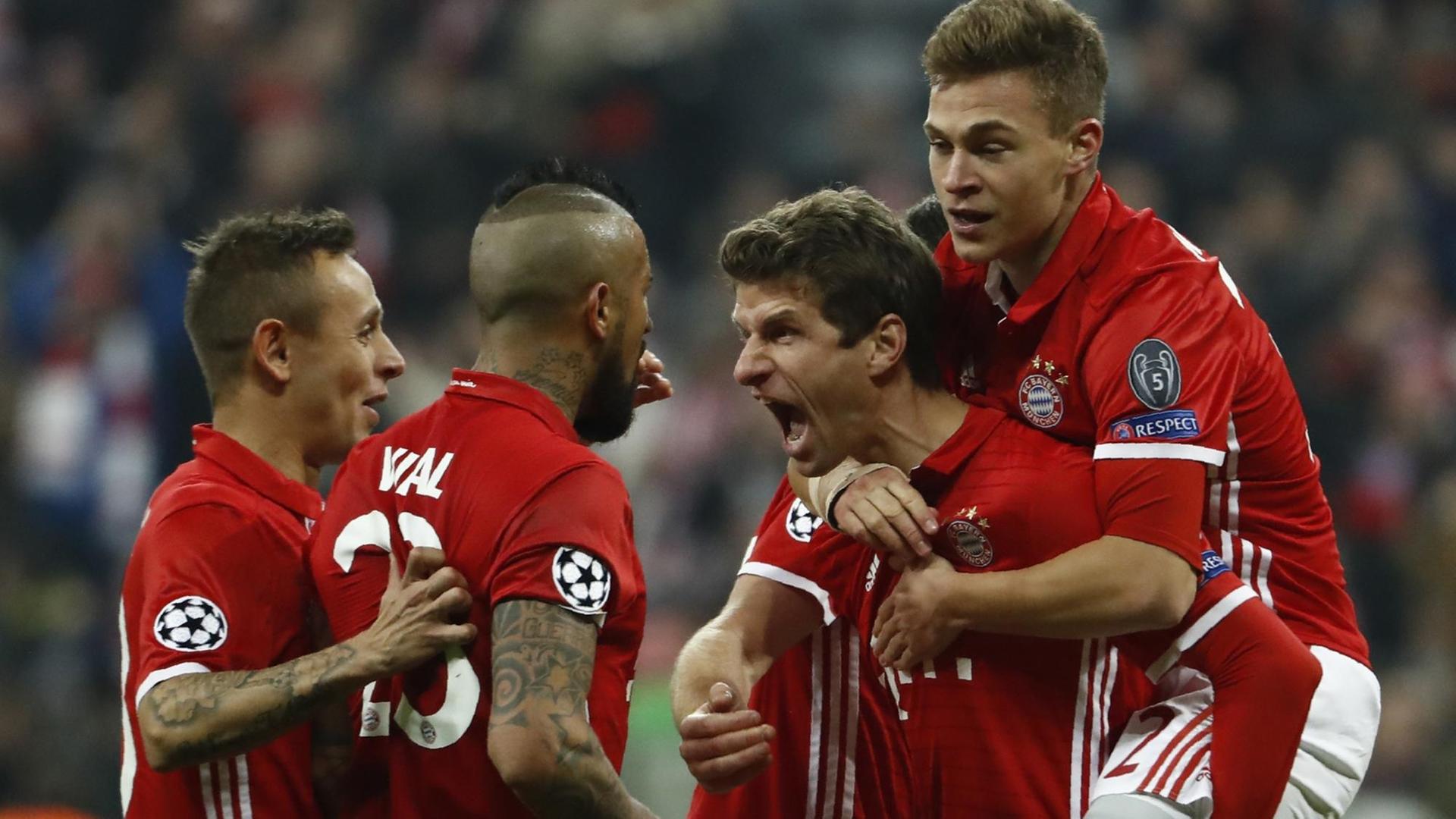 Der Bayern-Spieler Thomas Müller freut sich mit anderen Spielern über sein Tor gegen den FC Arsenal.