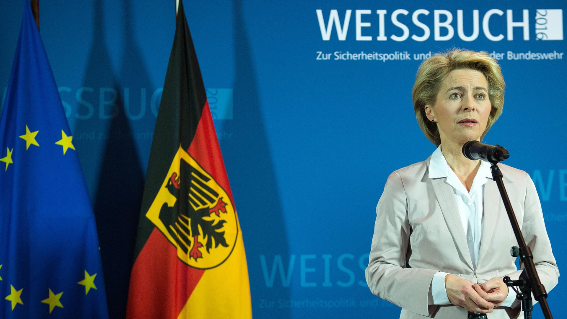 Bundesverteidigungsministerin Ursula von der Leyen (CDU) stellt Weißbuch 2016 vor