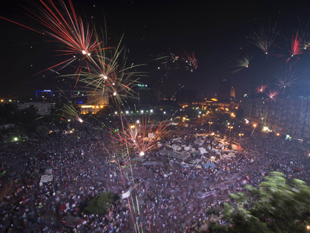 Mit Feuerwerken bejubeln Ägypter in Kairo die Absetzung des Präsidenten Mursi