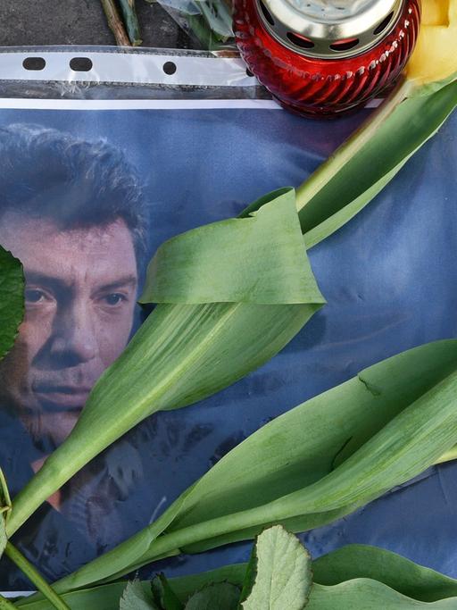 Gedenken an den russischen Oppositionspolitiker Boris Nemzow, der in Moskau unweit des Kremls erschossen wurde.