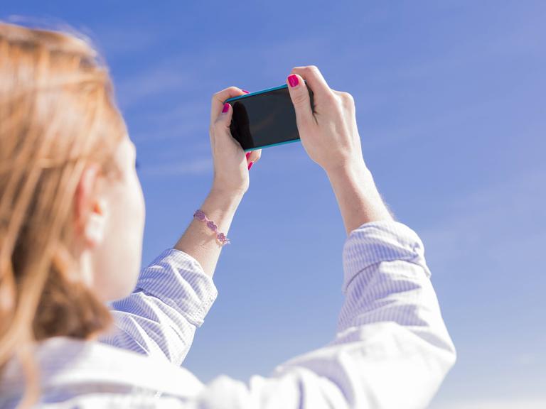 Eine Frau macht einen Selfie.