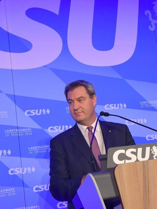 Bayern, München: Markus Söder (l, CSU), Ministerpräsident von Bayern, kommt zur Wahlparty der CSU in den Landtag und spricht zu den Anhängern. Die Wähler in Bayern haben ein neues Landesparlament gewählt. Rechts neben ihm steht Markus Blume, Generalsekretär der CSU.