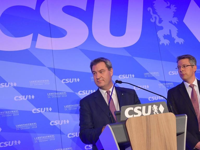 Bayern, München: Markus Söder (l, CSU), Ministerpräsident von Bayern, kommt zur Wahlparty der CSU in den Landtag und spricht zu den Anhängern. Die Wähler in Bayern haben ein neues Landesparlament gewählt. Rechts neben ihm steht Markus Blume, Generalsekretär der CSU.