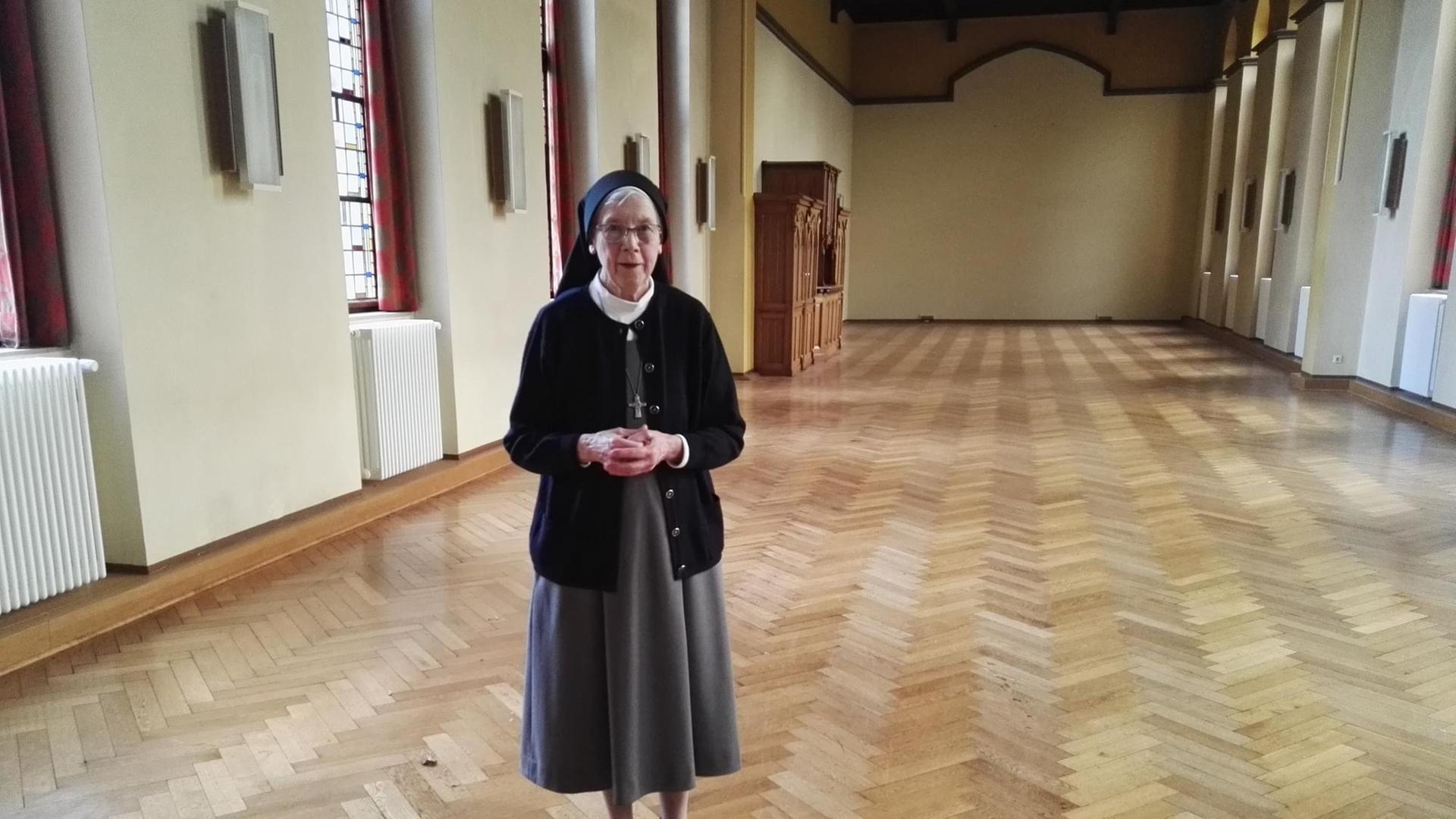 Schwester Maria Monheim im Speisesaal des ehemaligen Klosters Calvarienberg