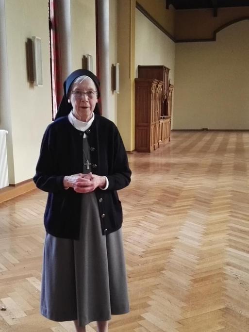 Schwester Maria Monheim im Speisesaal des ehemaligen Klosters Calvarienberg