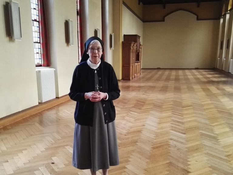Schwester Maria Monheim im Speisesaal des ehemaligen Klosters Calvarienberg