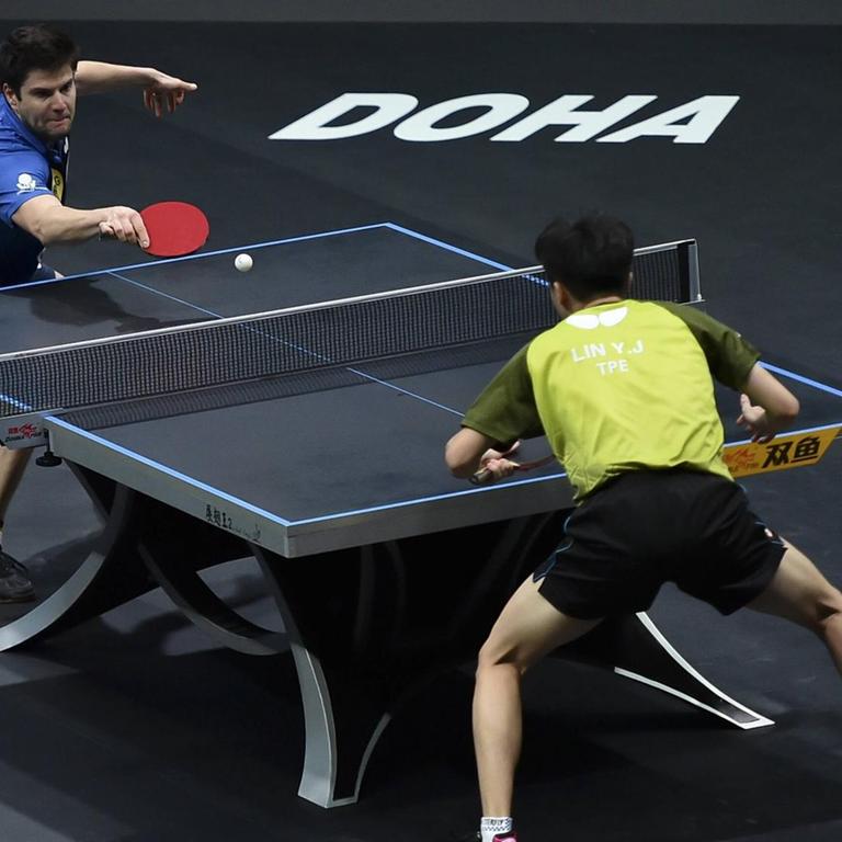 Dimitrij Ovtcharov spilet beim WTT-Finale in Doha gegen Lin Yun-Ju

