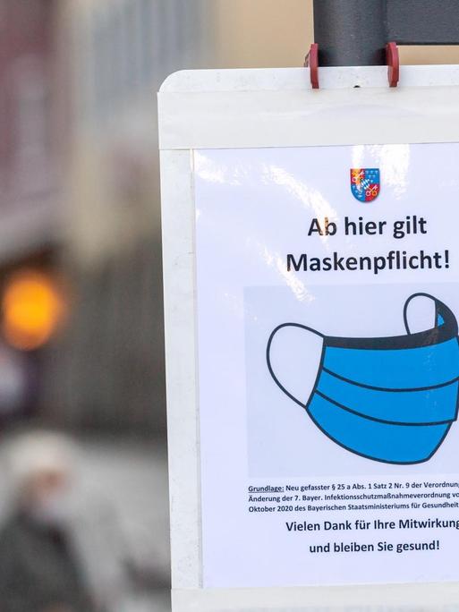 Ein Schild mit der Aufschrift "Ab hier gilt Maskenpflicht!" hängt am Eingang der Fußgängerzone in Berchtesgaden