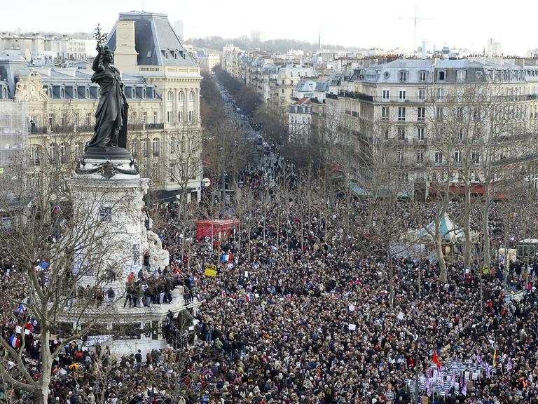 Der Platz der Republik ist überfüllt - am 11. Januar 2015