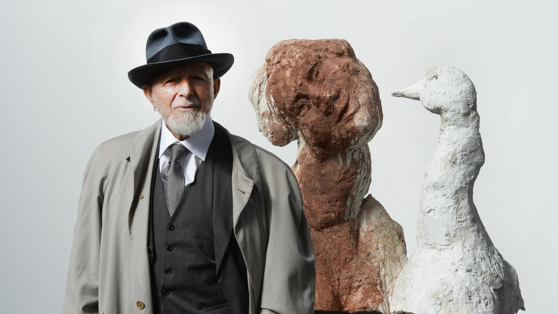 Der Künstler Markus Lüpertz steht vor einem Modell seiner Skulptur "LEDA".
