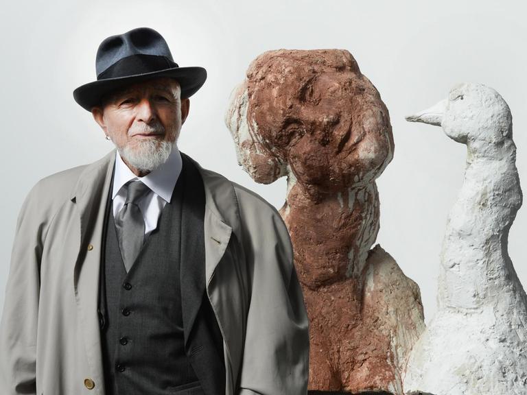 Der Künstler Markus Lüpertz steht vor einem Modell seiner Skulptur "LEDA".