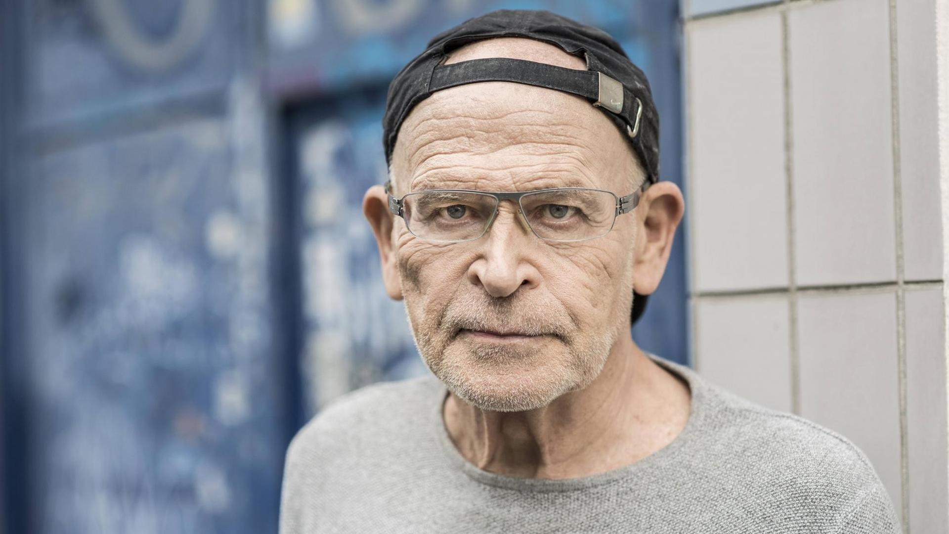 Ein älterer Mann mit Brille und Basecap.
