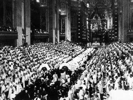 Papst Paul VI. am 29.09.1963 beim Einzug in die Konzilsaula im Petersdom vorbei an den Tribünen der Konzilsväter. Der Papst eröffnete die zweite Sitzungsperiode des Zweiten Vatikanischen Konzils.