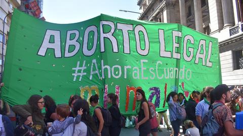 Argentinierinnen demonstrieren vor dem Parlamentsgebäude