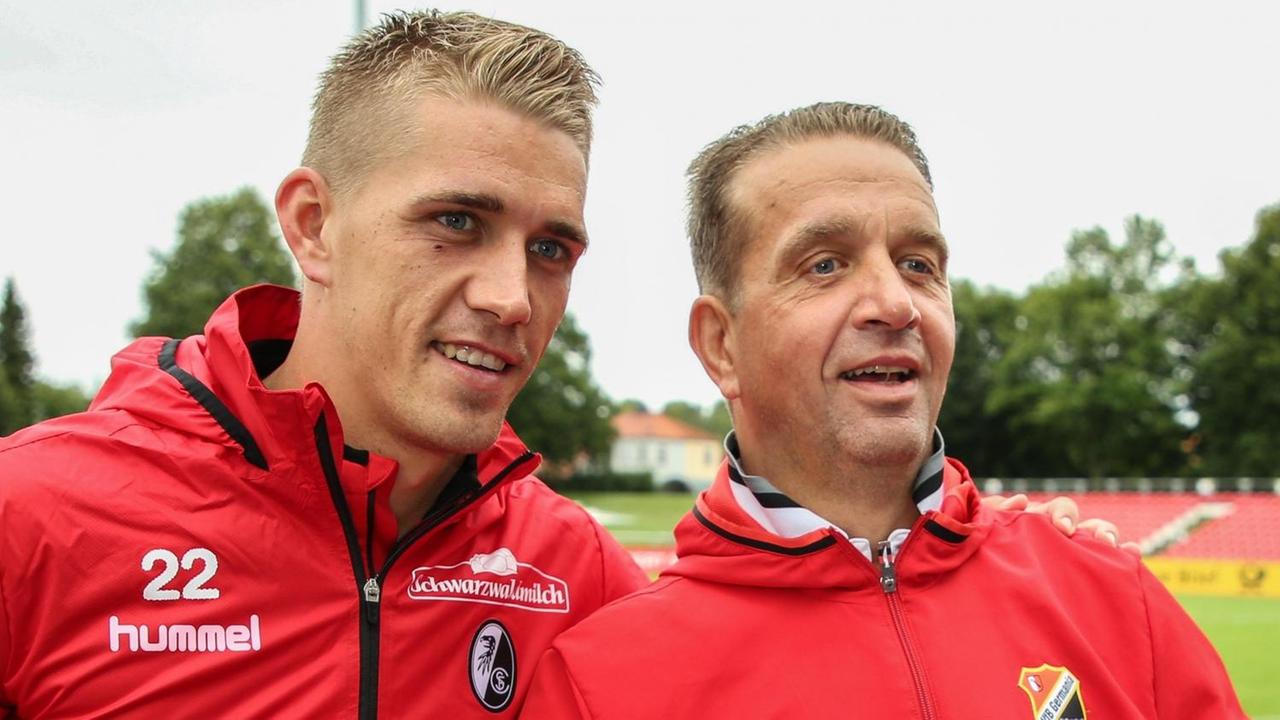 Fußball-Nationalspieler Nils Petersen vom SC Freiburg mit seinem Vater Andreas Petersen, Trainer Germania Halberstadt
