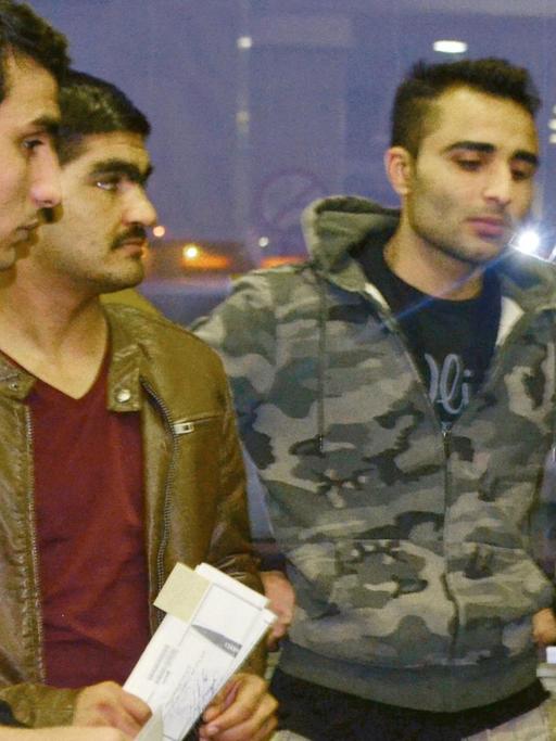 Eine Gruppe aus Deutschland abgeschobener Asylbewerber steht am 15.12.2016 im Ankunftsbereich des Kabuler Flughafens. Sie gehören zur ersten Gruppe abgelehnter Asylbewerber, die Deutschland nach Afghanistan zurückgeschickt hat.