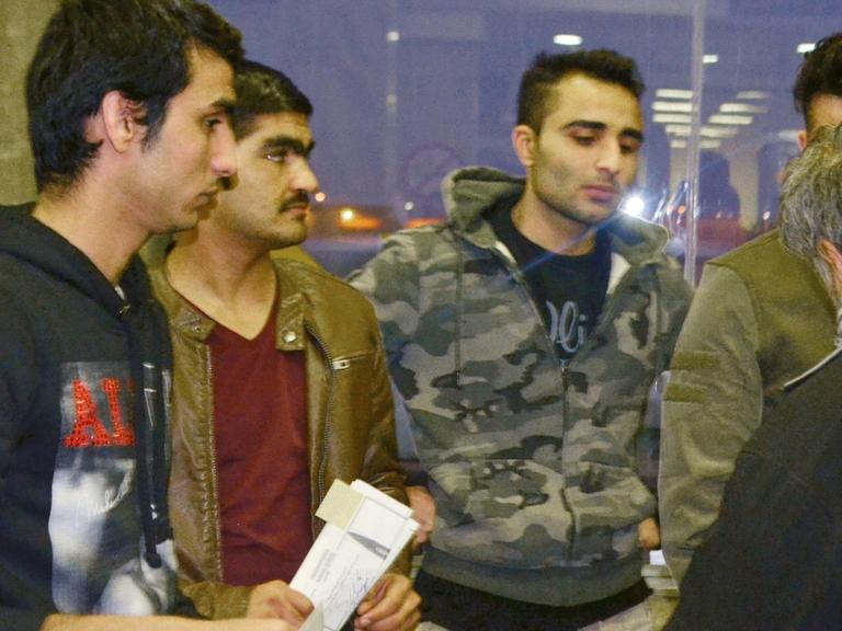 Eine Gruppe aus Deutschland abgeschobener Asylbewerber steht am 15.12.2016 im Ankunftsbereich des Kabuler Flughafens. Sie gehören zur ersten Gruppe abgelehnter Asylbewerber, die Deutschland nach Afghanistan zurückgeschickt hat.