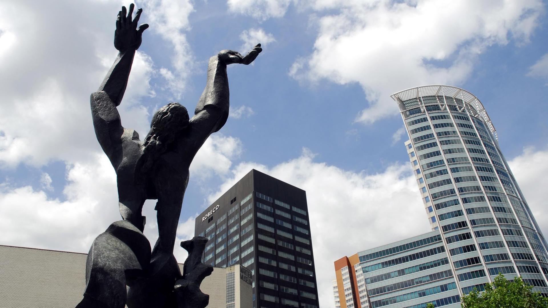 "De Verwoeste Stad": Die Skulptur des russischen Bildhauers Ossip Zadkine im Zentrum von Rotterdam zeigt einen Mann, der seinen Kopf in den Nacken gelegt hat, sein Mund ist aufgerissen, die Arme gen Himmel gerichteten. Da, wo andere ihr Herz haben, klafft ein riesiges Loch.