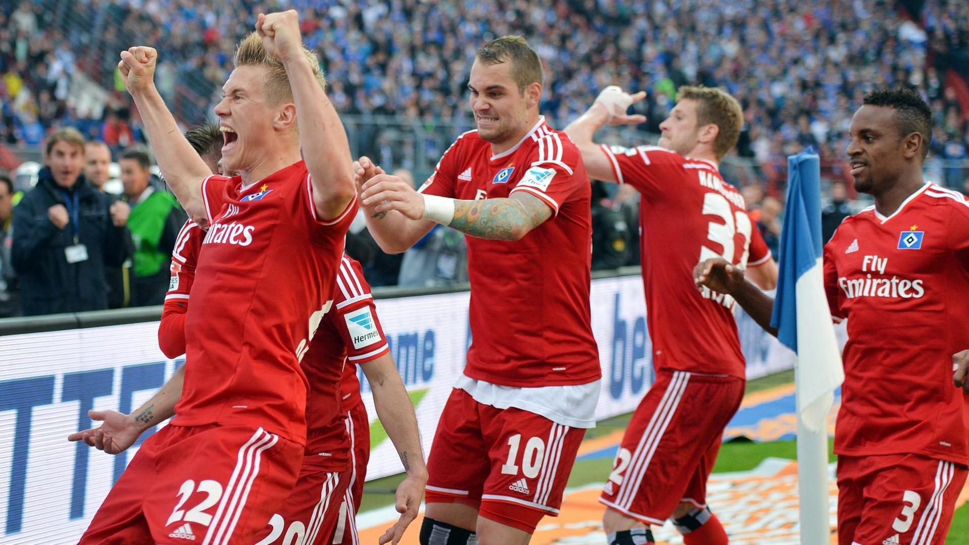 Die HSV-Spieler jubeln über den Treffer zum 1 zu 1. 