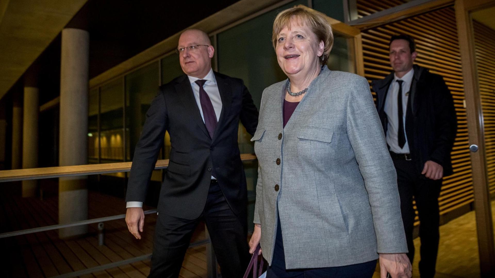 Bundeskanzlerin Angela Merkel (CDU) kommt am 13.12.2017 im Jakob-Kaiser-Haus im Bundestag in Berlin nach Vorgesprächen mit SPD und CSU aus den Räumen der CDU-Fraktion.