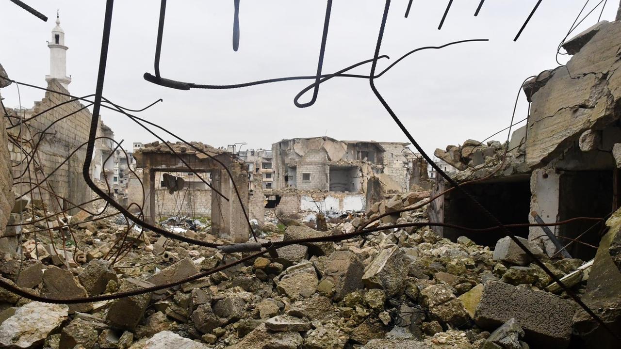 Nachkriegszeit in Aleppo mit Spuren der Zerstörung 