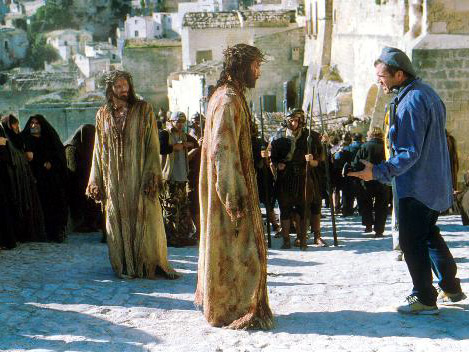 Mel Gibson trifft "Jesus Christus" - Regieanweisungen von Jesus-Fan (rechts) an Jesus-Darsteller (Mitte)