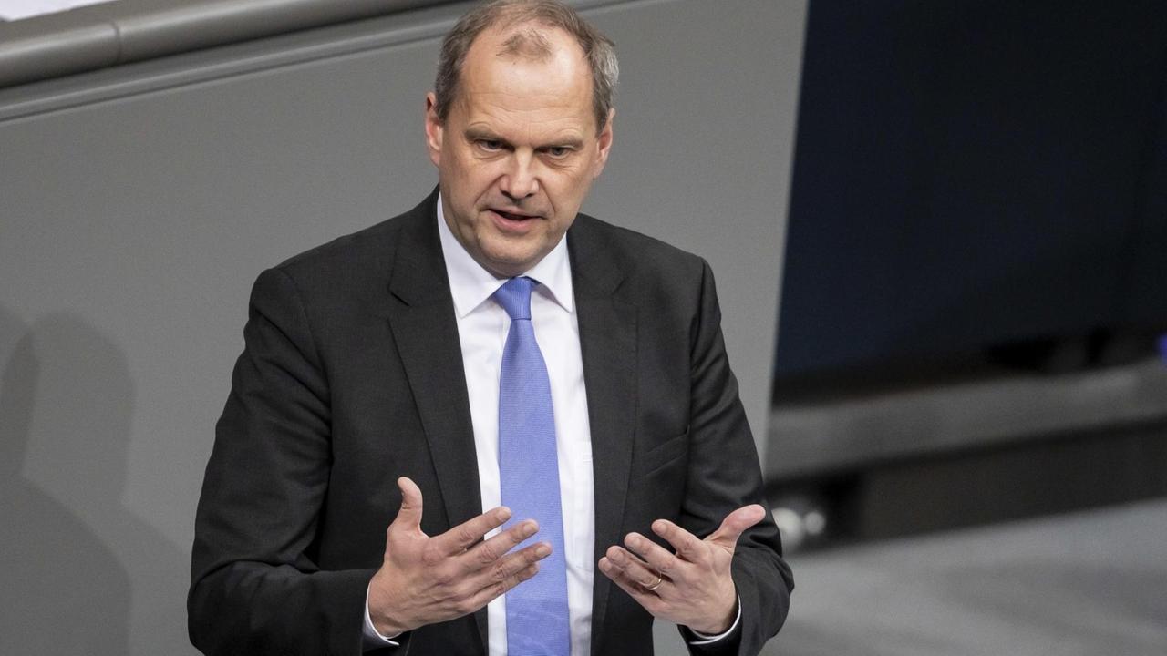 Der CDU-Abgeordnete Fritz Güntzler steht im Bundestag am Rednerpult und gestikuliert.
