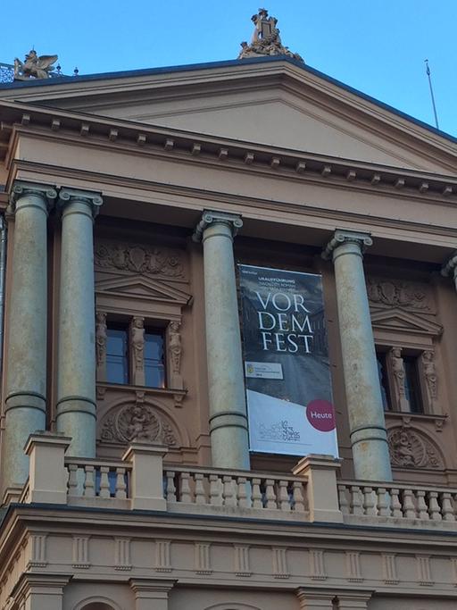 Das Mecklenburgische Staatstheater zu Schwerin mit Plakat zum Stück von Saša Stanišić.
