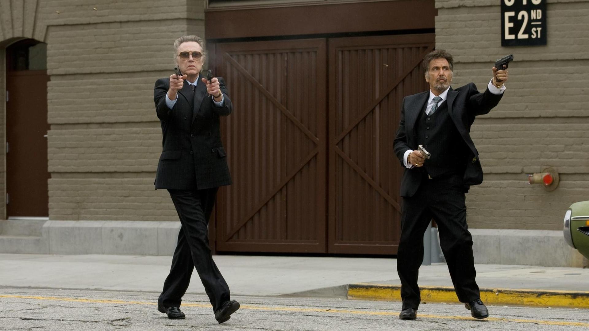 Christopher Walken und Al Pacino in einem Schusswechsel im Film "STand up Guys" 2012.